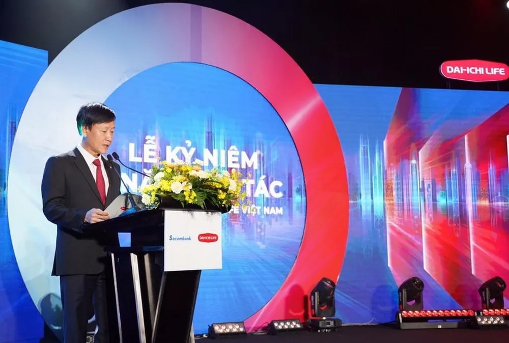 Ông Trần Đình Quân - Chủ tịch kiêm TGĐ Dai-ichi Life Việt Nam phát biểu tại lễ kỷ niệm 5năm hợp tác Dai-ichi Life Việt Nam và Sacombank. Ông Trần Đình Quân - Chủ tịch kiêm TGĐ Dai-ichi Life Việt Nam phát biểu tại lễ kỷ niệm 5năm hợp tác Dai-ichi Life Việt Nam và Sacombank.