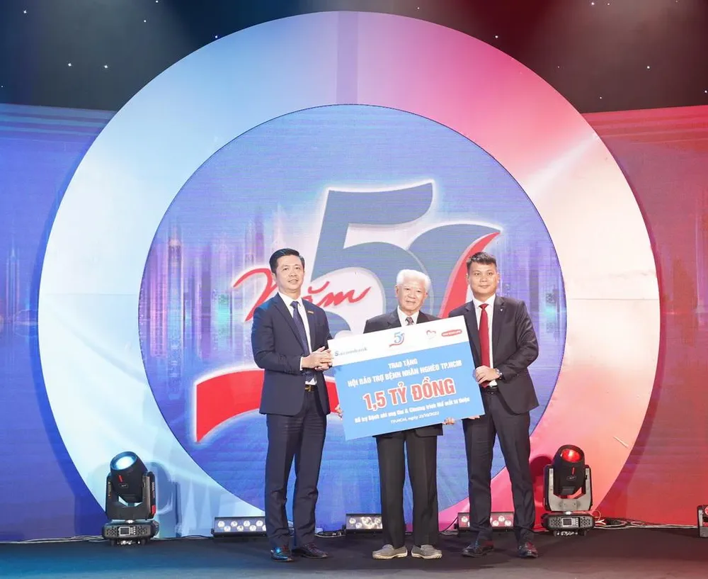 Ông Đặng Hồng Hải – Phó TGĐ Điều hành Dai-ichi Life Việt Nam (phải) và ông Nguyễn Minh Tâm – Phó TGĐ kiêm Giám đốc Khối Cá nhân Sacombank (trái) cùng trao tấm séc tượng trưng trị giá 1,5 tỷ đồng cho ông Trần Thành Long (giữa), Chủ tịch Hội Bảo trợ Bệnh nhân nghèo TP.HCM. Ông Đặng Hồng Hải – Phó TGĐ Điều hành Dai-ichi Life Việt Nam (phải) và ông Nguyễn Minh Tâm – Phó TGĐ kiêm Giám đốc Khối Cá nhân Sacombank (trái) cùng trao tấm séc tượng trưng trị giá 1,5 tỷ đồng cho ông Trần Thành Long (giữa), Chủ tịch Hội Bảo trợ Bệnh nhân nghèo TP.HCM.