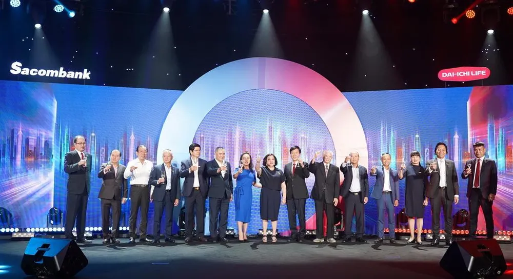 Các lãnh đạo Cục Quản lý và Giám sát Bảo hiểm, Ngân hàng Nhà nước Việt Nam, chi nhánh TP.HCM; khách hàng, đại diện Dai-ichi Life Việt Nam và Sacombank cùng nâng ly chúc mừng 5 năm hợp tác thành công của Dai-ichi Life Việt Nam và Sacombank. Các lãnh đạo Cục Quản lý và Giám sát Bảo hiểm, Ngân hàng Nhà nước Việt Nam, chi nhánh TP.HCM; khách hàng, đại diện Dai-ichi Life Việt Nam và Sacombank cùng nâng ly chúc mừng 5 năm hợp tác thành công của Dai-ichi Life Việt Nam và Sacombank.