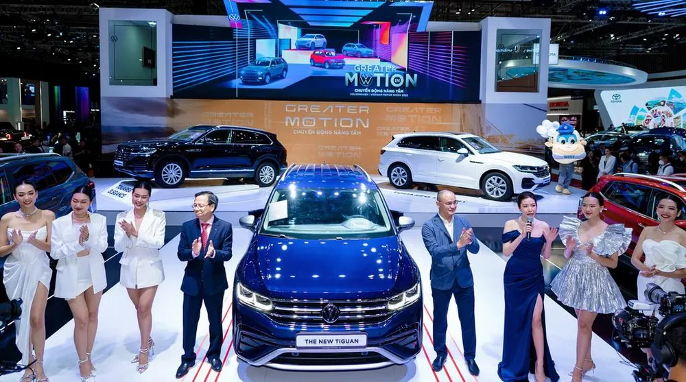 Ban lãnh đạo Volkswagen và dàn người mẫu bên chiếc Tiguan mới Ban lãnh đạo Volkswagen và dàn người mẫu bên chiếc Tiguan mới
