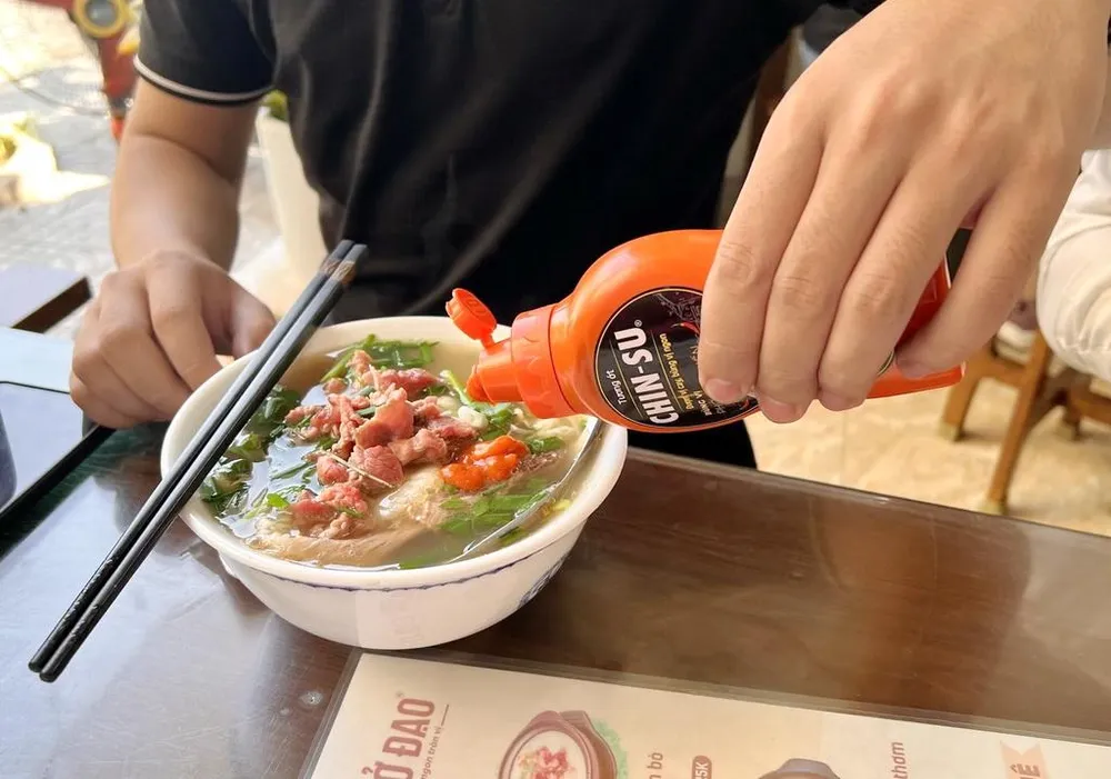 Tương ớt Phở Chin-su hòa quyện vào nước dùng của phở sẽ lên màu vô cùng hấp dẫn Tương ớt Phở Chin-su hòa quyện vào nước dùng của phở sẽ lên màu vô cùng hấp dẫn