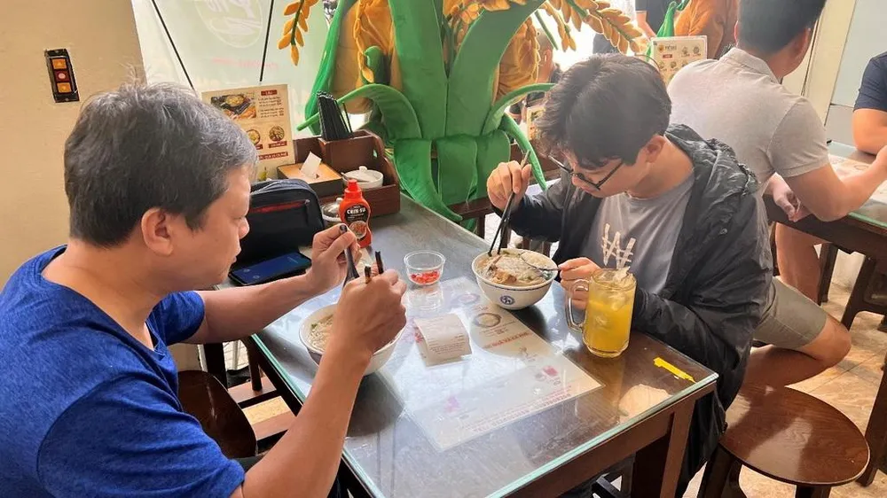 Mùi thơm của phở cùng mùi thanh chua lên men của tương ớt như “chất dẫn truyền” khai vị kích thích vị giác của thực khách. Mùi thơm của phở cùng mùi thanh chua lên men của tương ớt như “chất dẫn truyền” khai vị kích thích vị giác của thực khách.