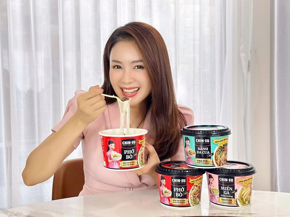 Trong hộp phở bò ăn liền mà có hẳn bắp bò, gân bò nguyên miếng to bản. Ăn “đã” cái miệng, nức cái mũi là có thật nha. Đặc biệt, dù chỉ nấu đơn giản, nhưng vị ngon của các món miến, phở, hủ tiếu không hề thua kém các món ở ngoài quán chút nào.