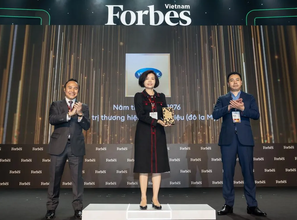 Bà Bùi Thị Hương – Giám đốc Điều hành Vinamilk nhận chứng nhận thương hiệu dẫn đầu trong lĩnh vực thực phẩm đồ uống năm 2022 từ Forbes Việt Nam