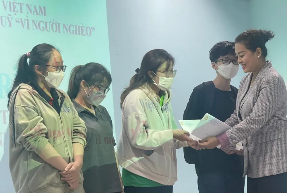 Bà Trương Thị Ngọc Hằng, GĐ Đối ngoại Công ty VWS trao học bổng Nguyễn Hữu Thọ cho các em