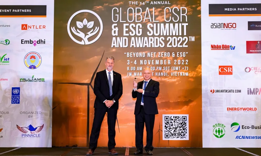 Ông Trịnh Quốc Dũng, Giám đốc Điều hành Vinamilk đại diện nhận các giải thưởng tại hội nghị