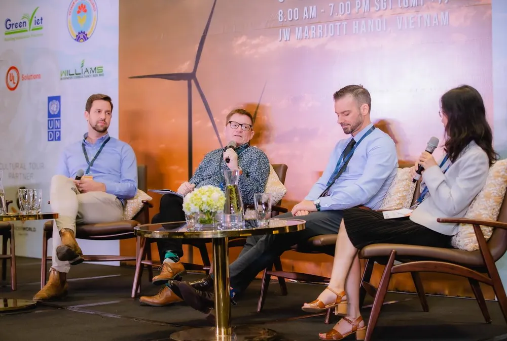 GS.TS Geoffrey Williams (thứ 2 từ trái qua) có nhiều tham luận giá trị tại hội nghị