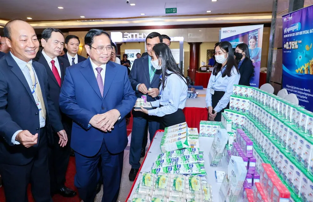Thủ tướng Phạm Minh Chính thăm gian hàng của Angkormilk tại Diễn đàn Xúc tiến Đầu tư và Thương mại Việt Nam – Campuchia 2022.