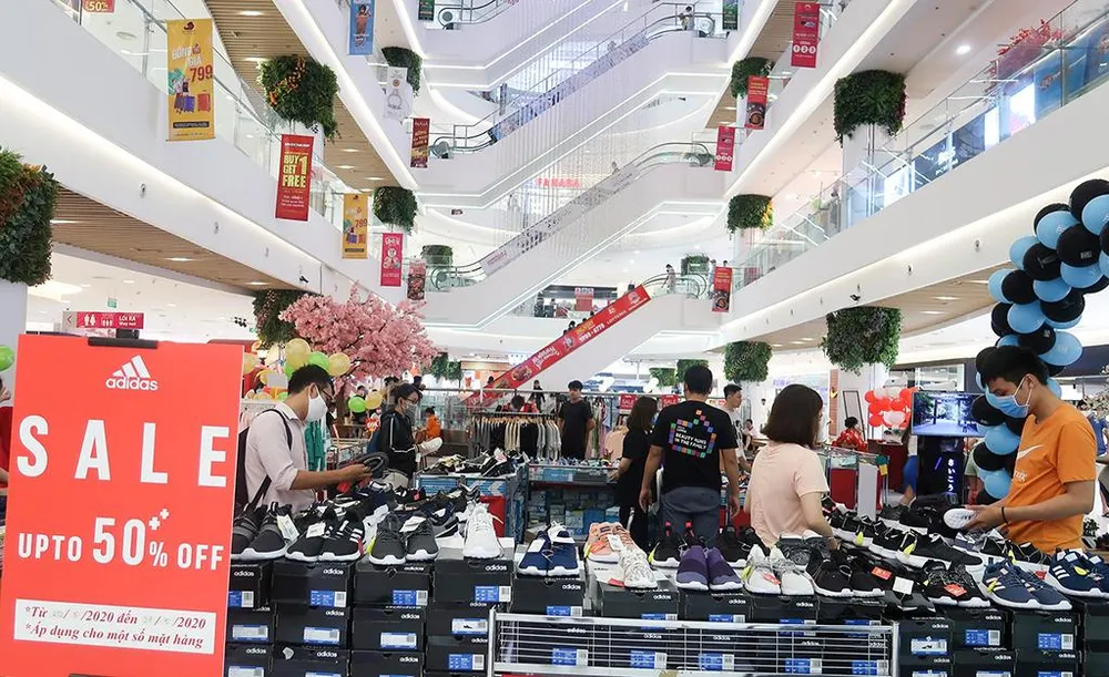 Nhộn nhịp khách hàng đến mua sắm tại TTTM Sense City Phạm Văn Đồng vào ngày cuối tuần.