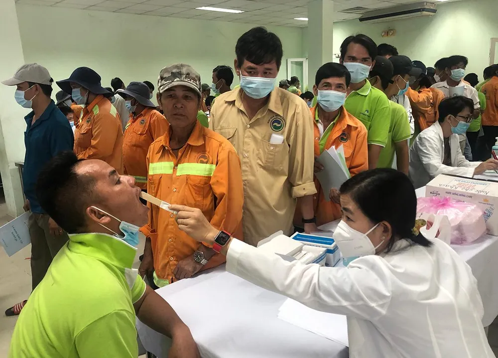 BS đang khám tai – mũi – họng cho người lao động