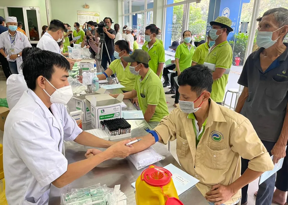 Lấy máu xét nghiệm cho người lao động