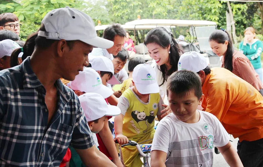 Bà Huỳnh Lan Phương, Phó TGĐ Công ty VWS trao xe đạp cho con em của người lao động vào dịp hè