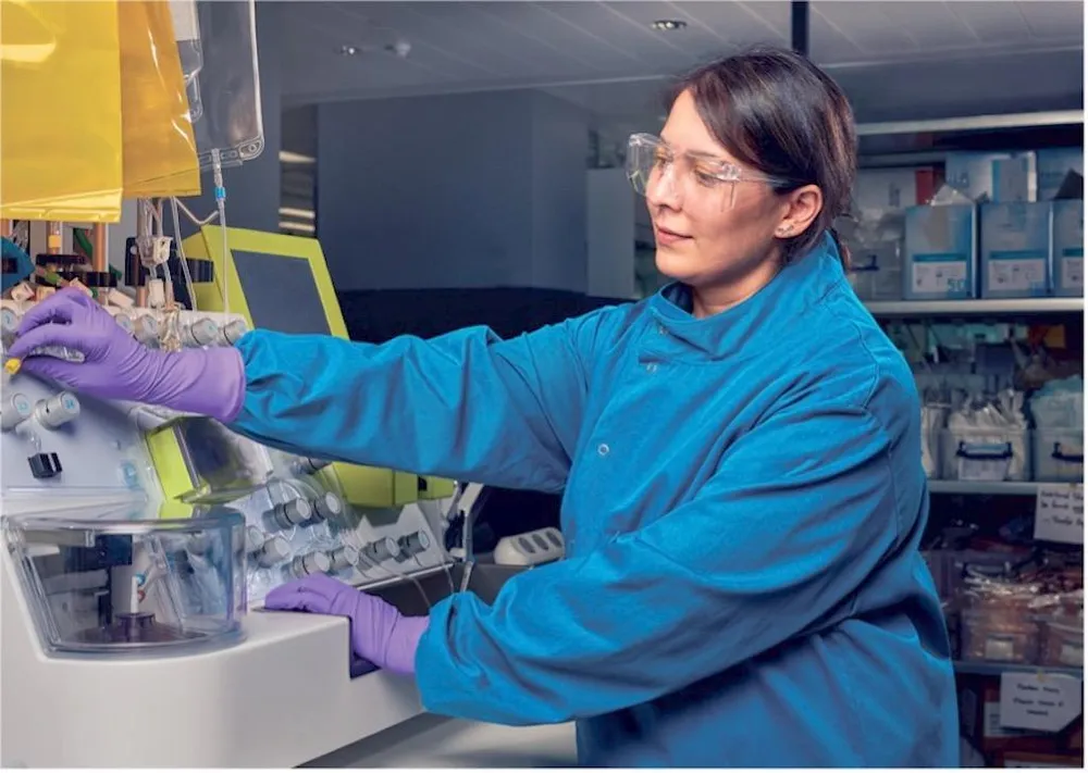 Chuyên gia của GSK nghiên cứu trong phòng thí nghiệm Chuyên gia của GSK nghiên cứu trong phòng thí nghiệm