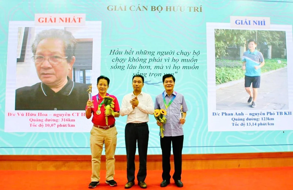 Ông Nguyễn Tuấn Tùng, Chủ tịch HĐTV EVNNPT trao giải cho ông Vũ Hữu Hoa và ông Phan Anh.