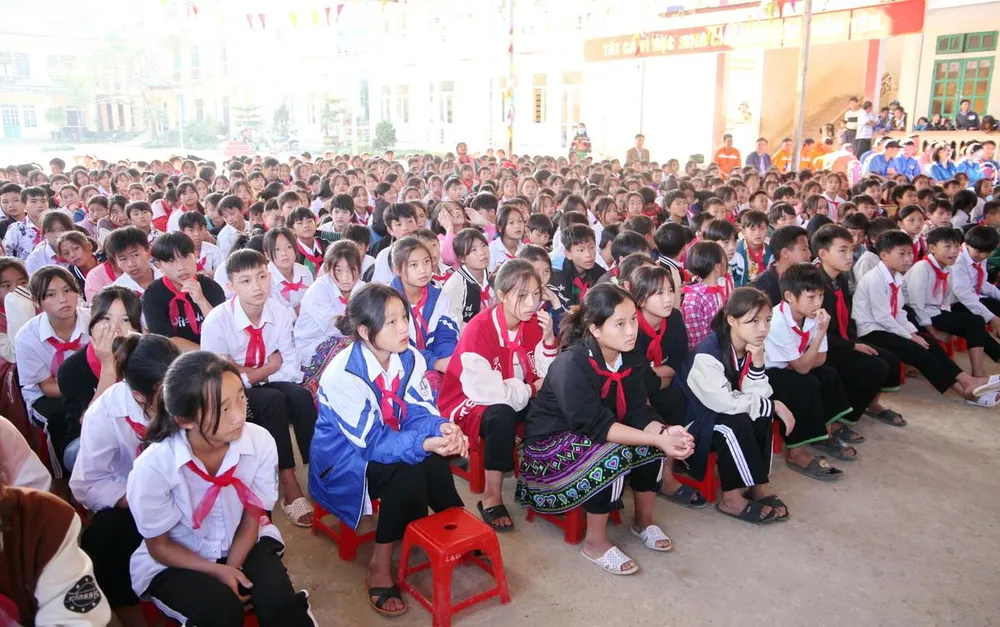 Đoàn thanh niên Tổng công ty Điện lực miền Bắc và các công ty thành viên mang ấm áp đến cho các em vùng cao Yên Bái.