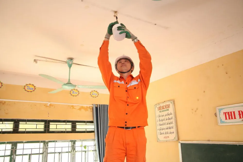 Đoàn thanh niên Tổng công ty Điện lực miền Bắc sửa chữa thay bóng đèn cho Trường Tiểu học và THCS Bản Mù.