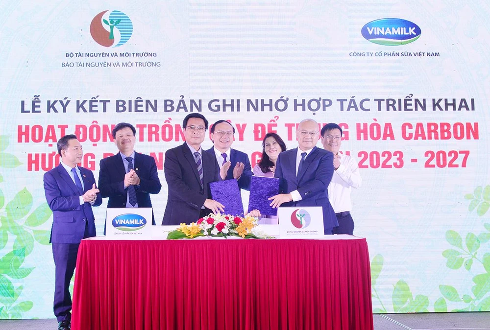 Đại diện Vinamilk và Báo Tài nguyên và Môi trường (TN&amp;MT) ký biên bản ghi nhớ hợp tác dự án trồng cây hướng đến Net Zero