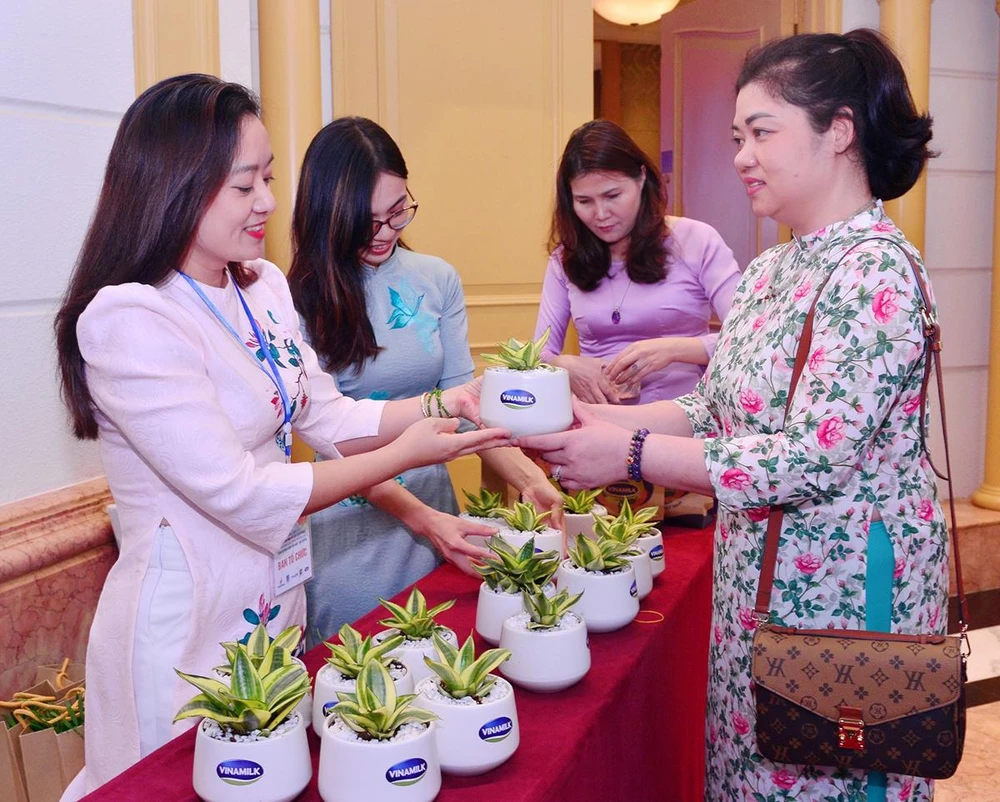 Vinamilk gửi tặng những người tham dự chậu cây xanh nhằm lan tỏa tình yêu thiên nhiên và bảo vệ môi trường tới cộng đồng