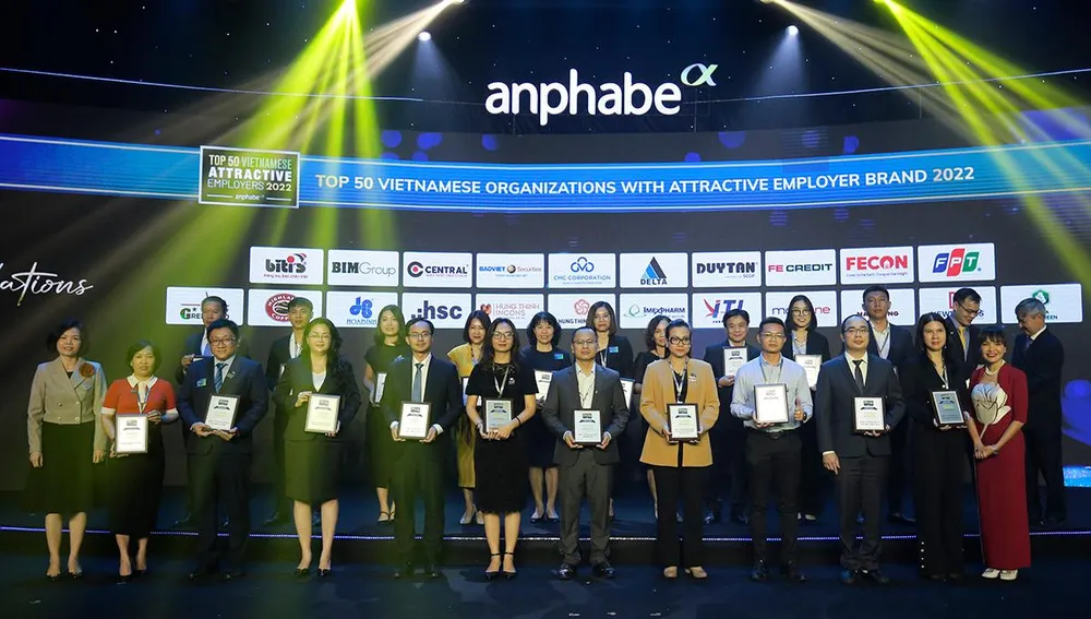 Bà Bùi Thị Hương – GĐ Điều hành HC-NS&amp;ĐN Vinamilk (ngoài cùng bên trái) trao chứng nhận cho các doanh nghiệp tại lễ vinh danh 100 nơi làm việc tốt nhất Việt Nam năm 2022