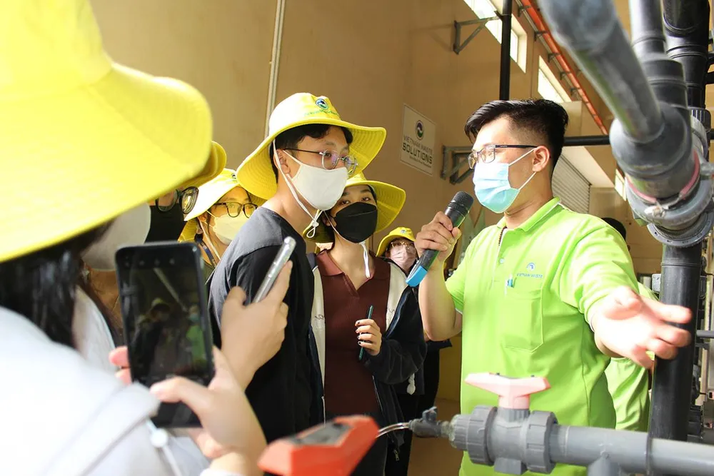 SV đang tham quan thực tế Nhà máy xử lý nước rỉ rác trong Khu Liên hợp Xử lý chất thải Đa Phước SV đang tham quan thực tế Nhà máy xử lý nước rỉ rác trong Khu Liên hợp Xử lý chất thải Đa Phước