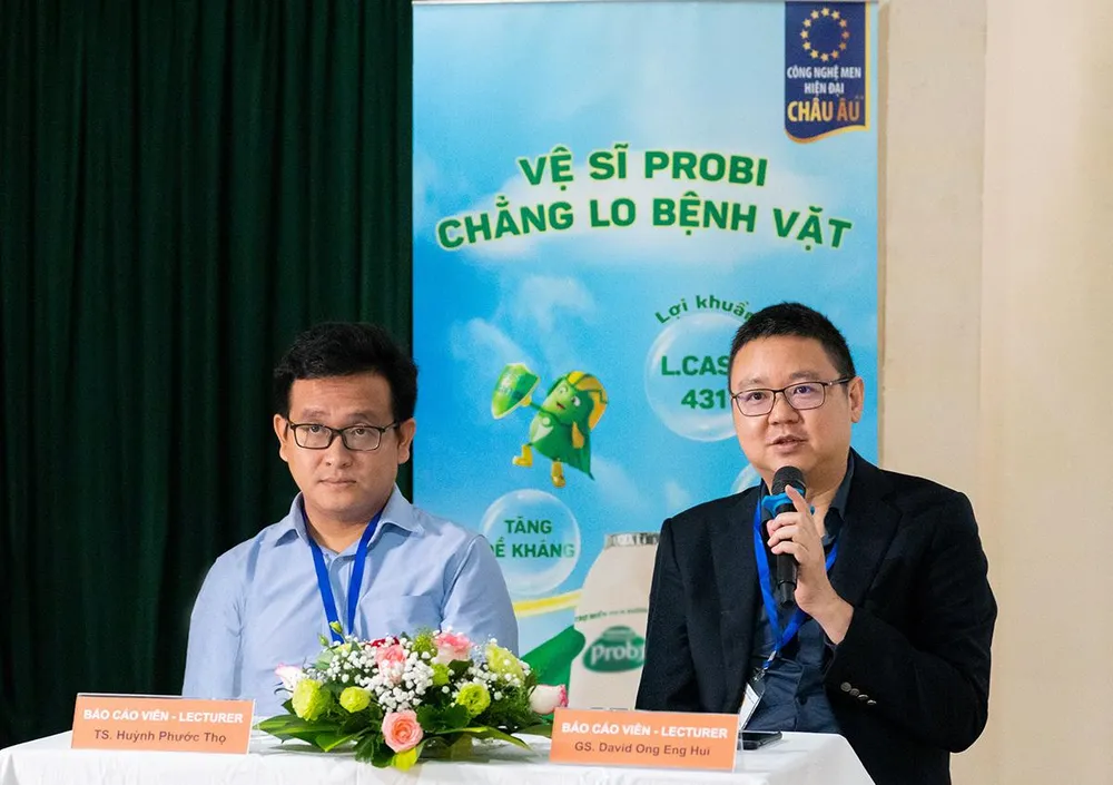 TS Huỳnh Phước Thọ - Giám đốc Phòng khám Đa khoa Sài gòn Toranomon (trái) và TS David Ong Eng Hui - Chủ tịch Hội Nội tiêu hóa Singapore (phải) giải đáp về kỹ thuật cấy ghép vi sinh FMT (Ảnh: HỮU HẠNH) TS Huỳnh Phước Thọ - Giám đốc Phòng khám Đa khoa Sài gòn Toranomon (trái) và TS David Ong Eng Hui - Chủ tịch Hội Nội tiêu hóa Singapore (phải) giải đáp về kỹ thuật cấy ghép vi sinh FMT (Ảnh: HỮU HẠNH)