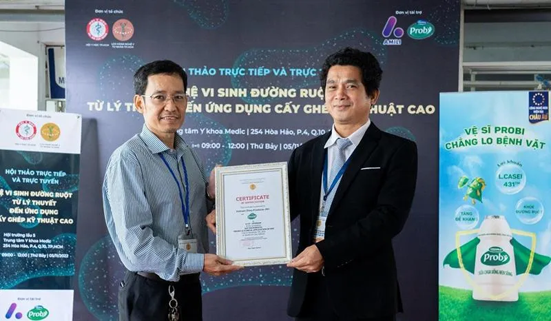 Đại diện Vinamilk (nhãn hàng Probi), BS Nguyễn Vũ Linh nhận thư cảm ơn tài trợ của Liên chi Hội Hành nghề y tư nhân TP.HCM (Ảnh: HỮU HẠNH) Đại diện Vinamilk (nhãn hàng Probi), BS Nguyễn Vũ Linh nhận thư cảm ơn tài trợ của Liên chi Hội Hành nghề y tư nhân TP.HCM (Ảnh: HỮU HẠNH)