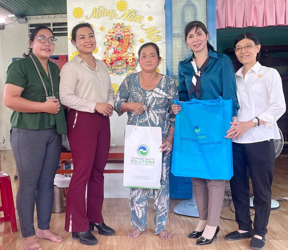 Tặng quà, lịch cho gia đình nông dân Bích Thủy