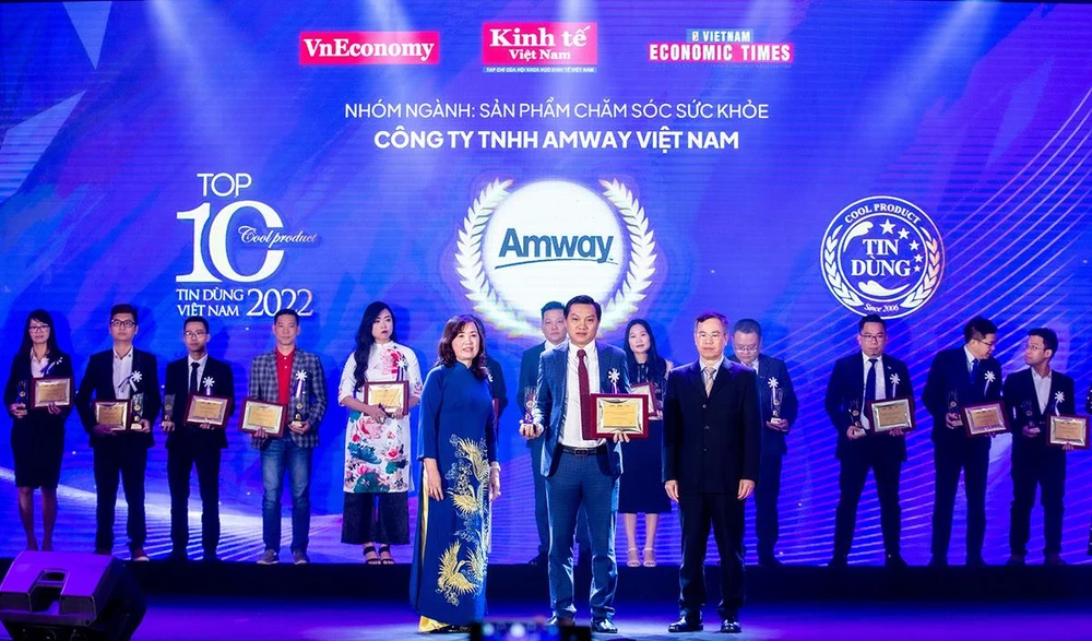 Đại diện Amway Việt Nam nhận giải thưởng từ BTC.