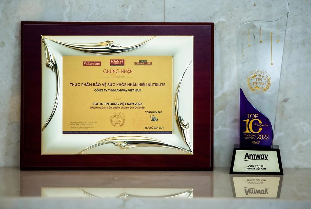 Giấy chứng nhận &amp; cúp giải thưởng Top 10 tin dùng Việt Nam 2022 dành cho thương hiệu Nutrilite