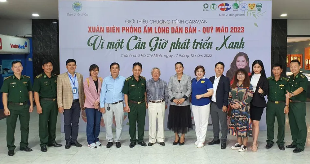 Các đơn vị chụp hình lưu niệm tại buổi lễ.