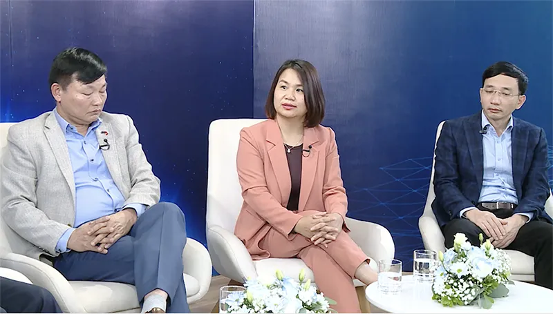 Bà Nguyễn Quỳnh Liên, Trưởng ban Dân chủ - Pháp luật, Ủy ban Trung ương Mặt trận Tổ quốc Việt Nam thảo luận tại hội thảo.