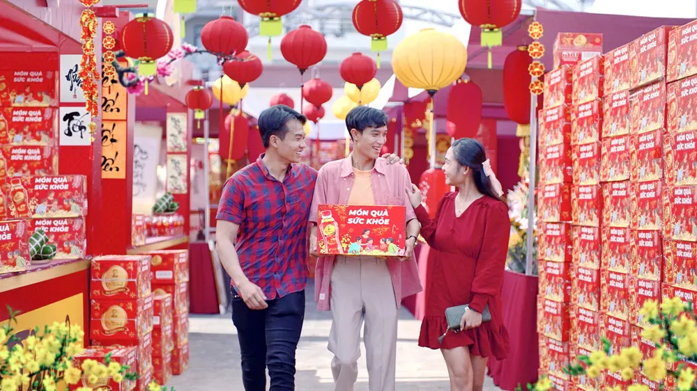 Hàng triệu sản phẩm Trà Dr Thanh đã được phủ khắp toàn quốc thông qua các cửa hàng bán lẻ để phục vụ người tiêu dùng trong dịp Tết năm nay. Hàng triệu sản phẩm Trà Dr Thanh đã được phủ khắp toàn quốc thông qua các cửa hàng bán lẻ để phục vụ người tiêu dùng trong dịp Tết năm nay.