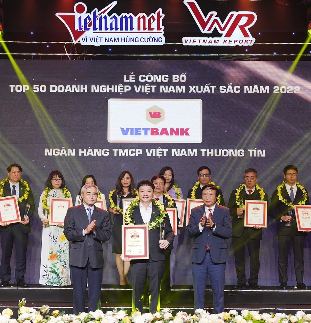 Ông Nguyễn Tiến Sỹ - Phó TGĐ Vietbank nhận danh hiệu Top 50 Doanh nghiệp xuất sắc nhất Việt Nam 2022.