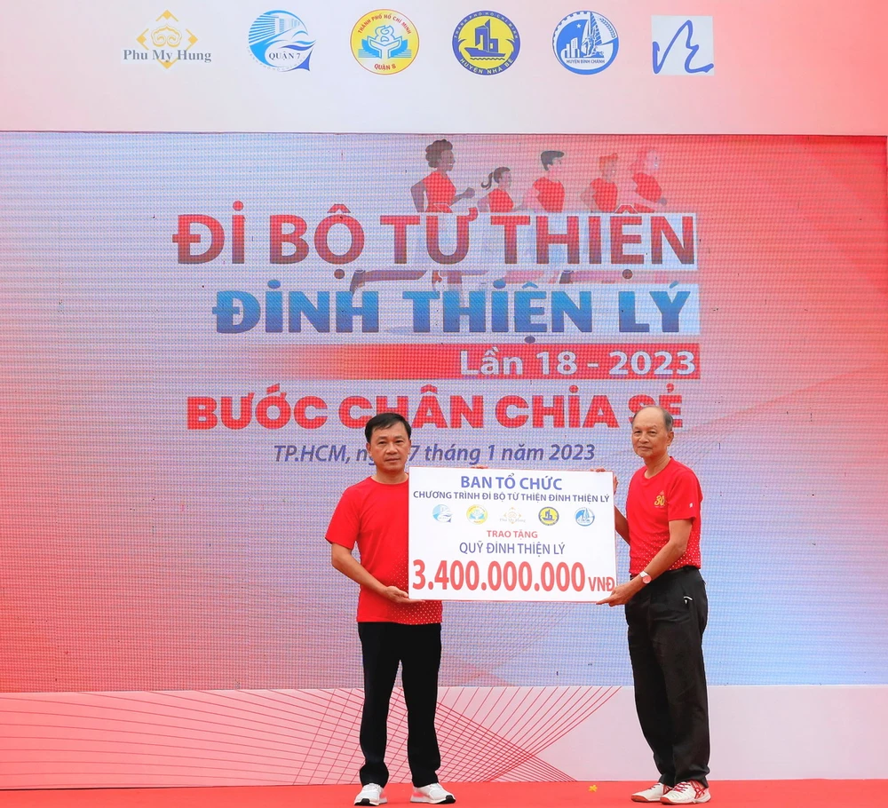 BTC trao bảng tượng trưng số tiền quyên góp cho Quỹ Đinh Thiện Lý.