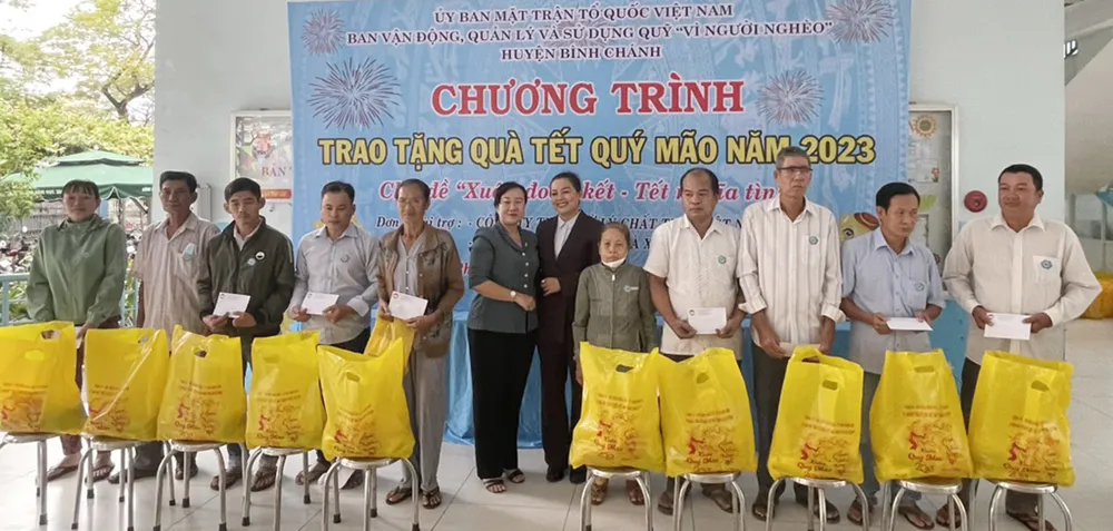 Trao quà cho các gái đình chính sách và hộ nghèo ở Bình Chánh