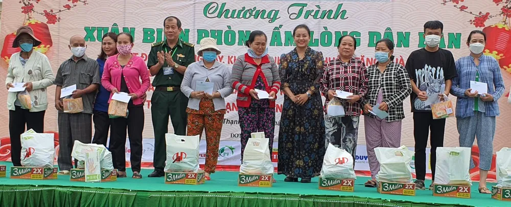 Trao quà trong chương trình &quot;Xuân biên phòng ấm lòng dân bản&quot; chủ đề “Mừng Xuân Quý Mão 2023 – Chia sẻ yêu thương và Vì một Cần Giờ phát triển xanh”.