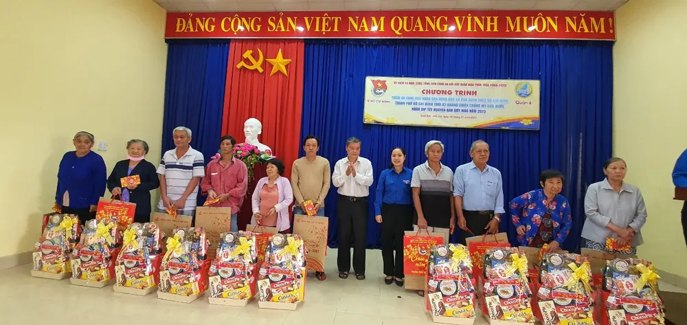 Trao quà tết cho người dân vùng căn cứ cách mạng của Đoàn TNCS Hồ Chí Minh TP.HCM thời kỳ kháng chiến chống Mỹ cứu nước tại xã Quới Sơn.