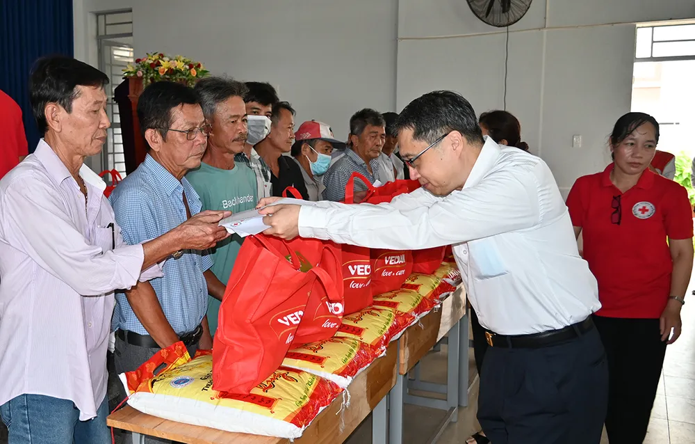 Ông Ni Chih Hao, TGĐ Vedan Việt Nam (áo trắng) trao quà tết cho bà con tại xã Tân Hiệp, huyện Long Thành. Ông Ni Chih Hao, TGĐ Vedan Việt Nam (áo trắng) trao quà tết cho bà con tại xã Tân Hiệp, huyện Long Thành.