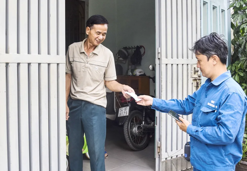 Nhân viên ghi chỉ số nước bằng máy cầm tay tại nhà người dân. Nhân viên ghi chỉ số nước bằng máy cầm tay tại nhà người dân.