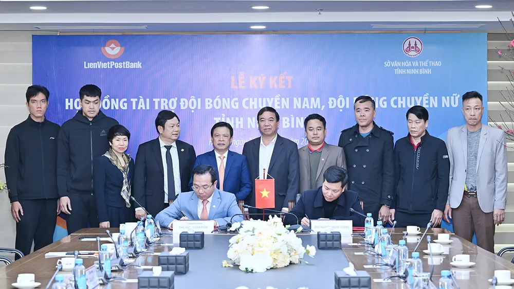 Ông Hoàng Văn Phúc – Phó TGĐ LienVietPostBank và ông Nguyễn Mạnh Cường – Giám đốc Sở VH & TT Ninh Bình thực hiện ký kết. Ông Hoàng Văn Phúc – Phó TGĐ LienVietPostBank và ông Nguyễn Mạnh Cường – Giám đốc Sở VH & TT Ninh Bình thực hiện ký kết.