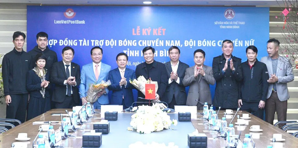Lãnh đạo LienVietPostBank, lãnh đạo Sở VH & TT Ninh Bình và đại diện 2 đội bóng chuyền Nam – Nữ Ninh Bình chụp hình lưu niệm. Lãnh đạo LienVietPostBank, lãnh đạo Sở VH & TT Ninh Bình và đại diện 2 đội bóng chuyền Nam – Nữ Ninh Bình chụp hình lưu niệm.