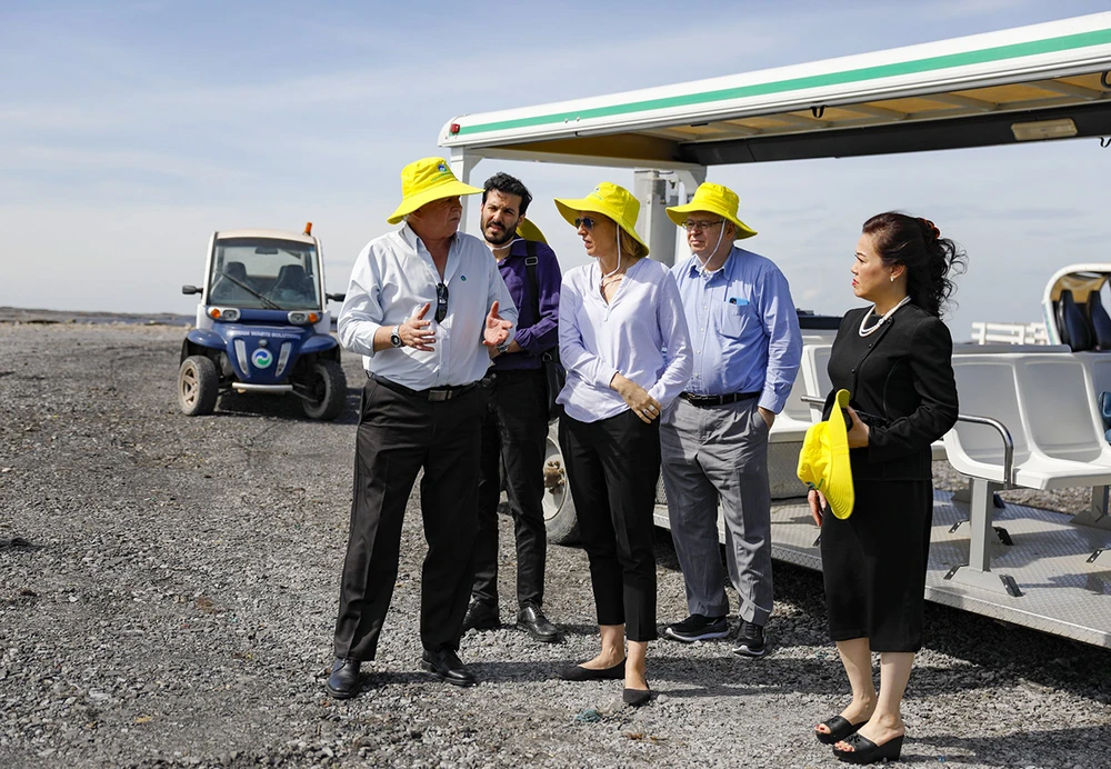 Ông Kevin Moore (bìa trái), GĐ Điều hành VWS giới thiệu về quy trình tiếp nhận rác ngay trên đỉnh bãi rác Đa Phước.