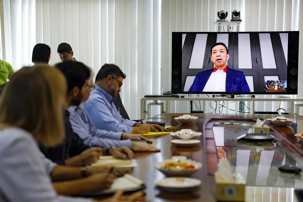 Từ Hoa Kỳ, ông David Dương, TGĐ VWS trò chuyện với đoàn Tổng lãnh sự Hoa Kỳ thông qua Zoom.