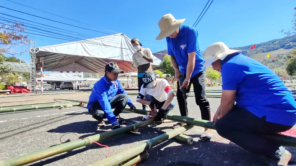 Công việc dựng sân khấu, gian hàng sản phẩm đang tích cực triển khai.