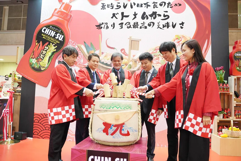 Đại biểu Việt Nam và Nhật Bản trong nghi thức đập rượu Kagami Biraki tại sự kiện thực phẩm quốc tế Foodex Nhật Bản 2023. Đại biểu Việt Nam và Nhật Bản trong nghi thức đập rượu Kagami Biraki tại sự kiện thực phẩm quốc tế Foodex Nhật Bản 2023.