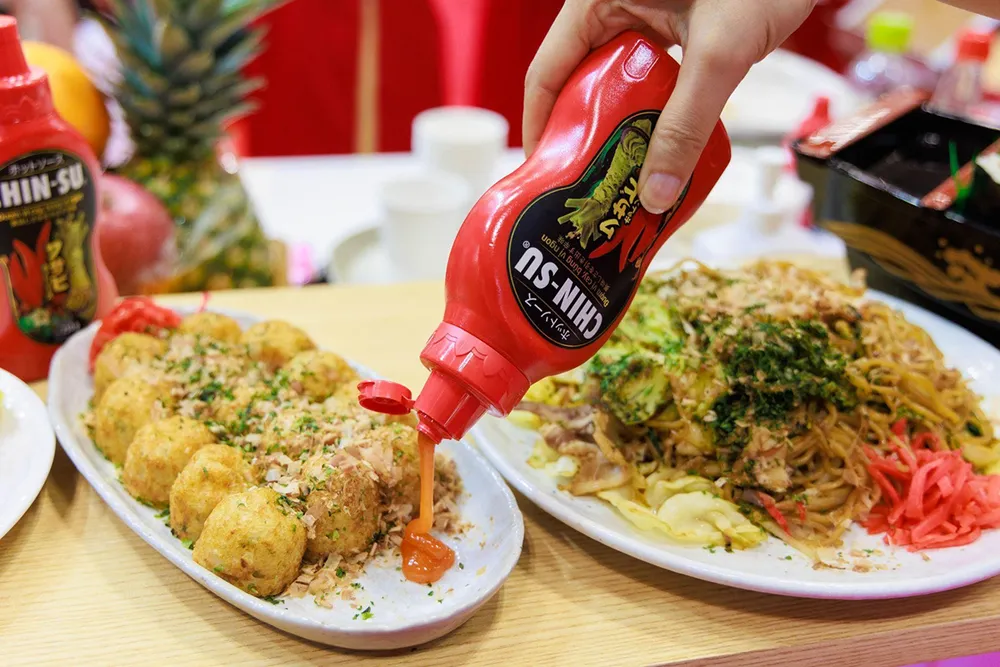 Sự kết hợp của 2 kiểu cay trứ danh giúp tương ớt Chin-su Wasabi làm bùng vị mọi món ăn. Sự kết hợp của 2 kiểu cay trứ danh giúp tương ớt Chin-su Wasabi làm bùng vị mọi món ăn.