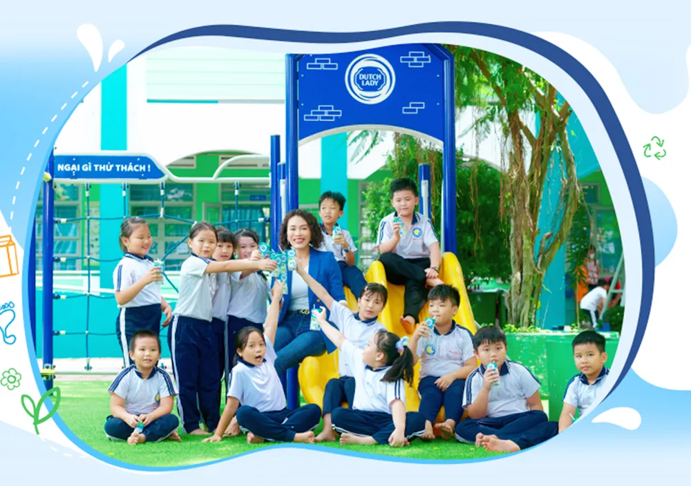 Bà Tạ Thúy Hà, GĐ Kinh doanh cấp cao Tập đoàn FrieslandCampina Việt Nam chia vui cùng các em nhỏ trong một chương trình cộng đồng.