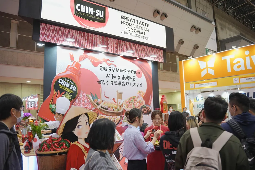 Gian hàng của tương ớt Chin-su thu hút đông đảo người dùng đến tham quan, trải nghiệm.