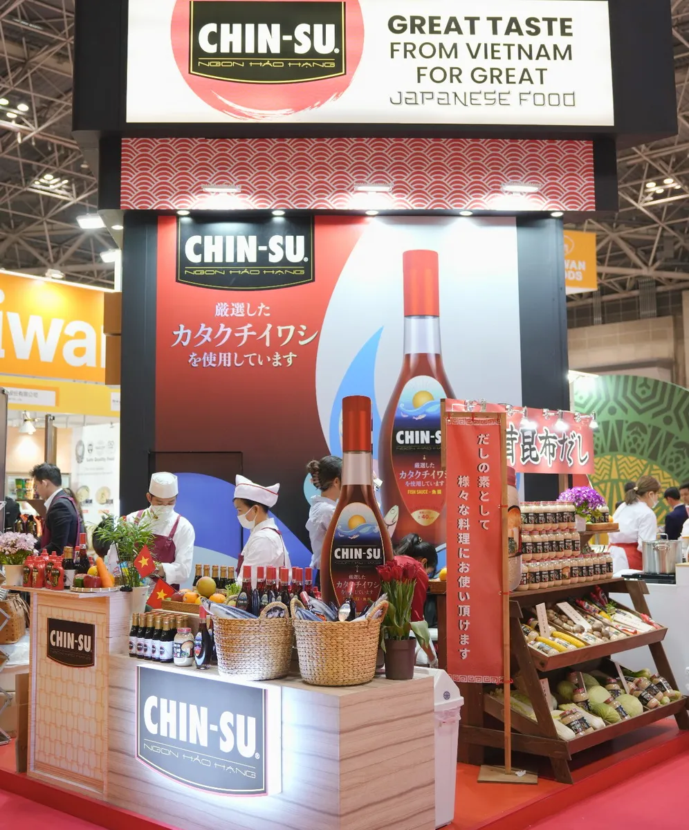 Gian hàng nước mắm Chin-su Cá Cơm Biển Đông và nước tương Chin-su tại Foodex Japan 2023.
