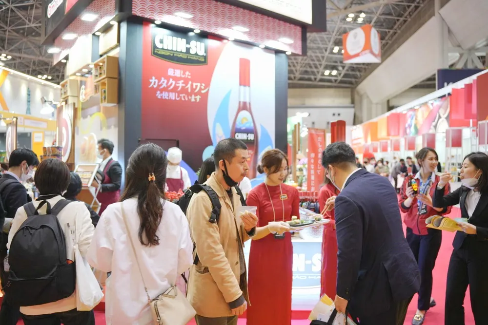 Khách tham dự triển lãm tại Nhật Bản hào hứng dùng thử sản phẩm nước mắm Chin-su.